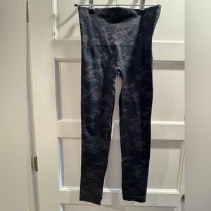 *LIKE NEW* Spanx Black Camo Leggings